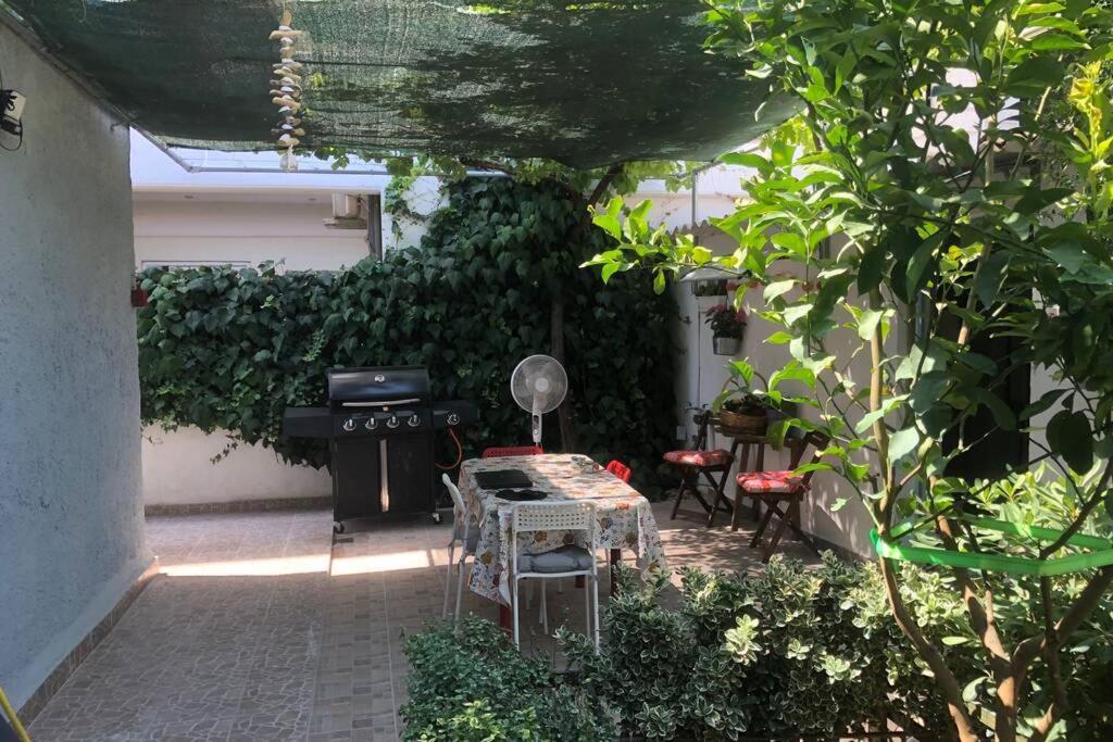 Hébergement de vacances ανακαινισμενη μονοκατοικια 125 τμ στο κεντρο με κηπο